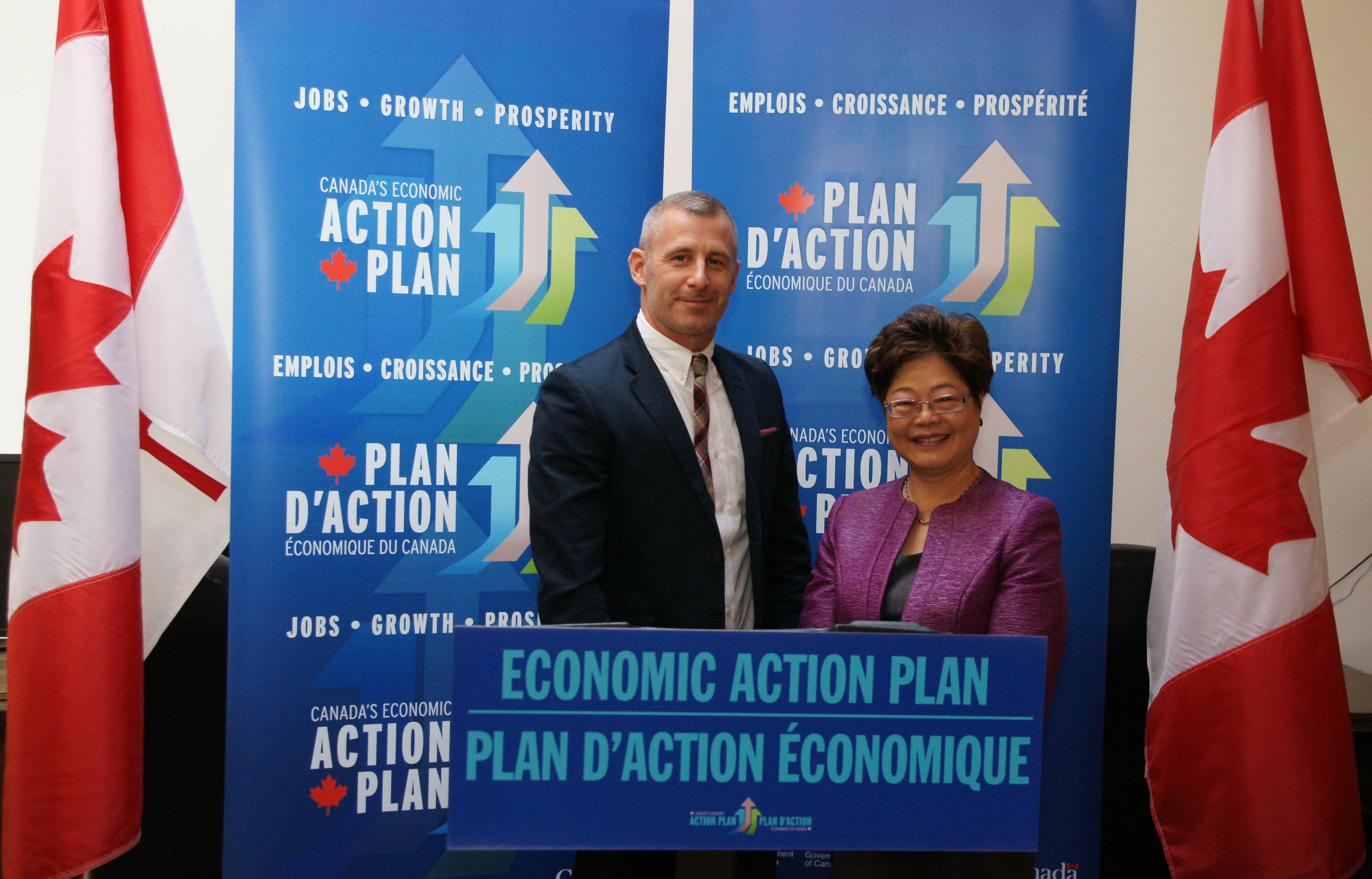 Mr. Chris Hindle, Director, Intersections Media Opportunities for Youth Society; and Minister of State Wong.