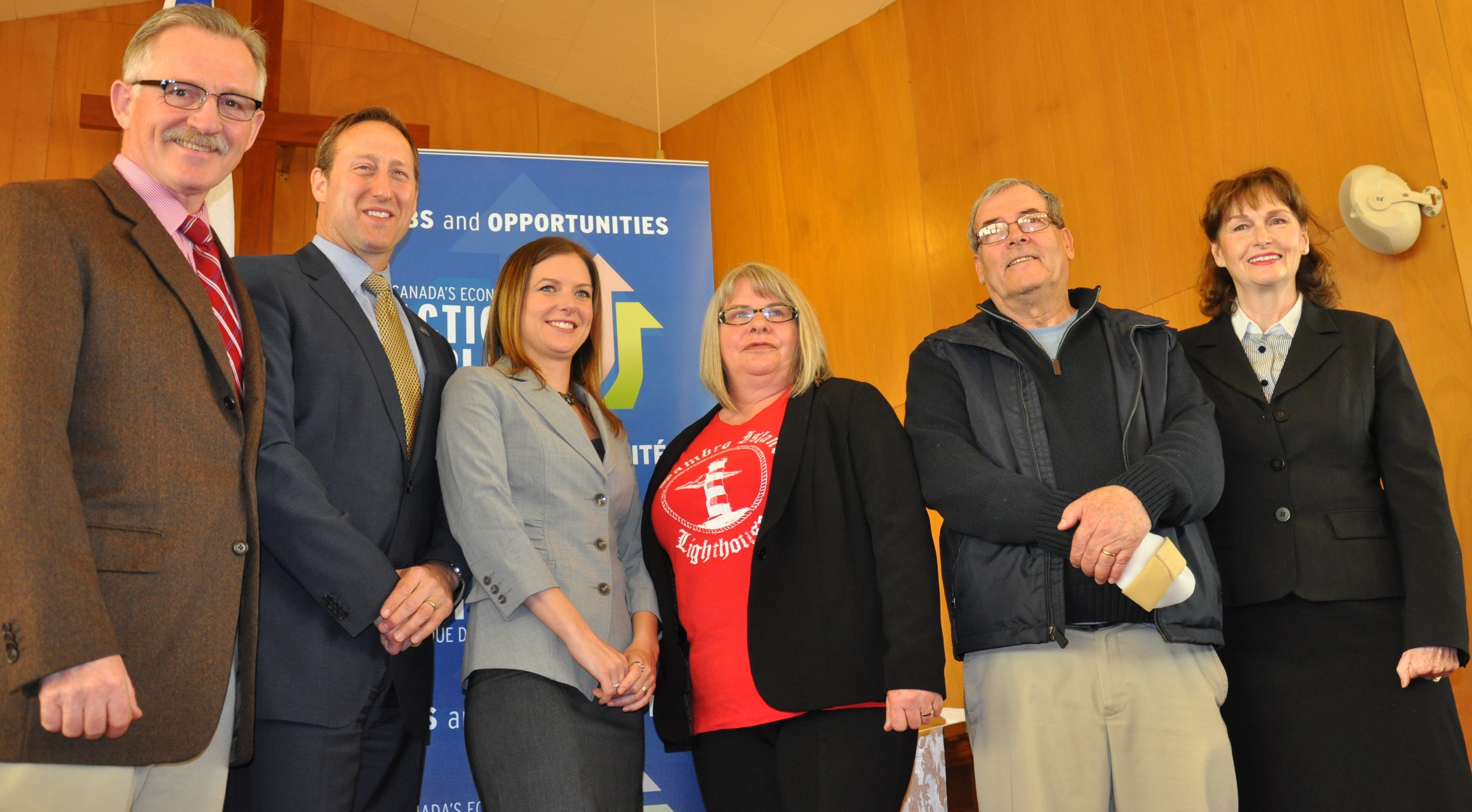 L'honorable Peter MacKay, avec Gerald Keddy, député de South Shore ¿ St. Margaret's ; Barry MacDonald et Joanne McCormick du Nova Scotia Lighthouse Preservation Society ; et Sue Paul et Stephanie Smith du Sambro Island Lighthouse Heritiage Society à la suite d'une annonce pour la préservation de l'histoire de la Nouvelle-Écosse grâce à des investissements du gouvernement fédéral pour le phare de l'île Sambro.