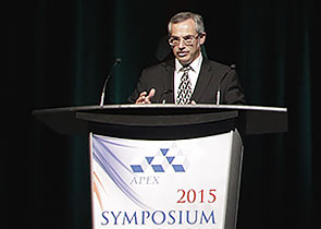 Tony Clement, président du Conseil du Trésor, au Symposium d'apprentissage 2015 de l'APEX
