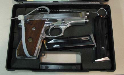 Arme à feu saisie par des agents de l¿ASFC au point d¿entrée de Pigeon River le 18 mai 2015.