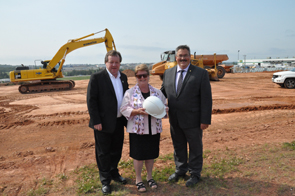 Le maire de Charlottetown Clifford Lee, la ministre Gail Shea, et le directeur régional des Services techniques intégrés de la Garde côtière canadienne Mike Ouellette au lancement officiel, lundi, des travaux du nouveau centre des services intégrés de la Garde côtière, à Charlottetown, Île-du-Prince-Édouard.