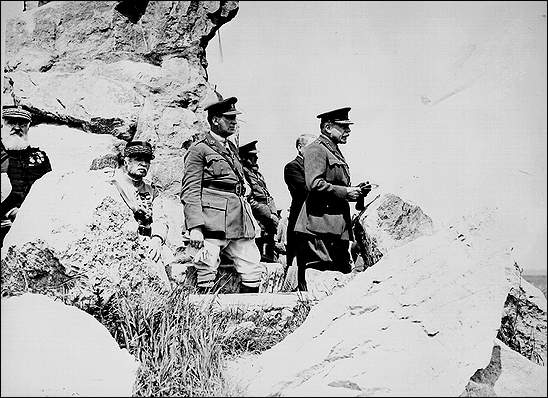 Image : Le feld-maréchal Earl Haig et le LCol Thomas Nangle à l¿ouverture du parc de Baumont-Hamel, en France, le 7 juin 1925.
Source : Newfoundland and Labrador Heritage Museum
Droit d¿auteur: Aucun, est dans le domaine publique
De: http://www.heritage.nf.ca/first-world-war/gallery/commemorations/index.php
(13e photo en partant du bas de la page et montant vers le haut)
