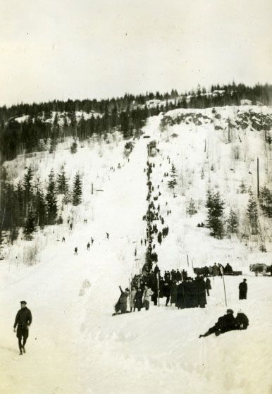 Image intitulée: Tremplin Big à Revelstoke, en Colombie-Britannique.
Droit d¿auteur: Dans le domaine public
De: https://en.wikipedia.org/wiki/Nels_Nelsen_Hill#/media/File:Big_Hill,_Revelstoke,_1916.jpg
