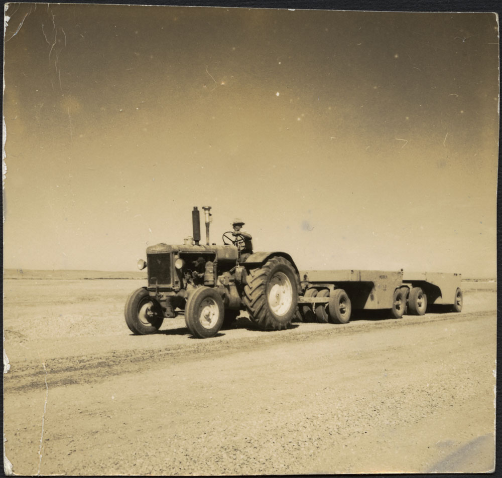 Image Titled:  Heavy equipment used during the construction of the Trans-Canada Highway.
Copyright:  Collections Canada, Library and Archives Canada, MIKAN 4359686
From: http://data2.archives.ca/e/e439/e010952633-v8.jpg
