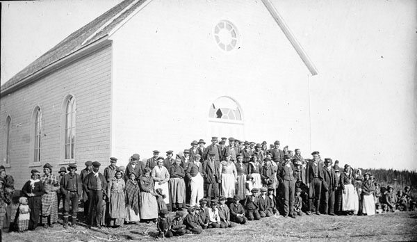 Image : Un groupe d¿autochtones devant une église. 
Copyright: Collections Canada, Library and Archives Canada, MIKAN 3822552
From: http://data2.archives.ca/ap/a/a188982-v6.jpg
