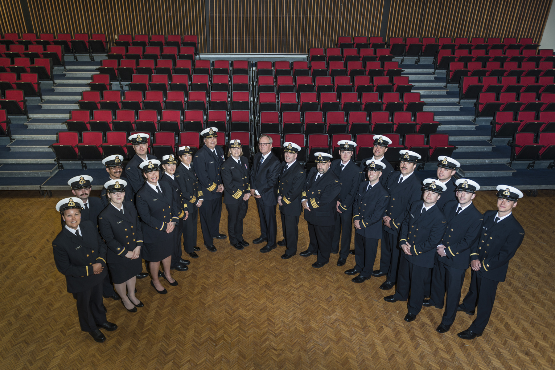 Jody Thomas, Commissaire de la Garde côtière canadienne, se tient aux côtés des diplômés de la promotion de 2016, à la suite de leur remise de diplôme du Collège de la Garde côtière canadienne, à Sydney, en Nouvelle-Écosse. Les nouveaux agents assumeront leurs fonctions à bord des navires de la Garde côtière canadienne au service de tout le pays. 