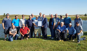 Les membres de Macklin Wildlife Federation présenté avec  Prix national de la pêche récréative