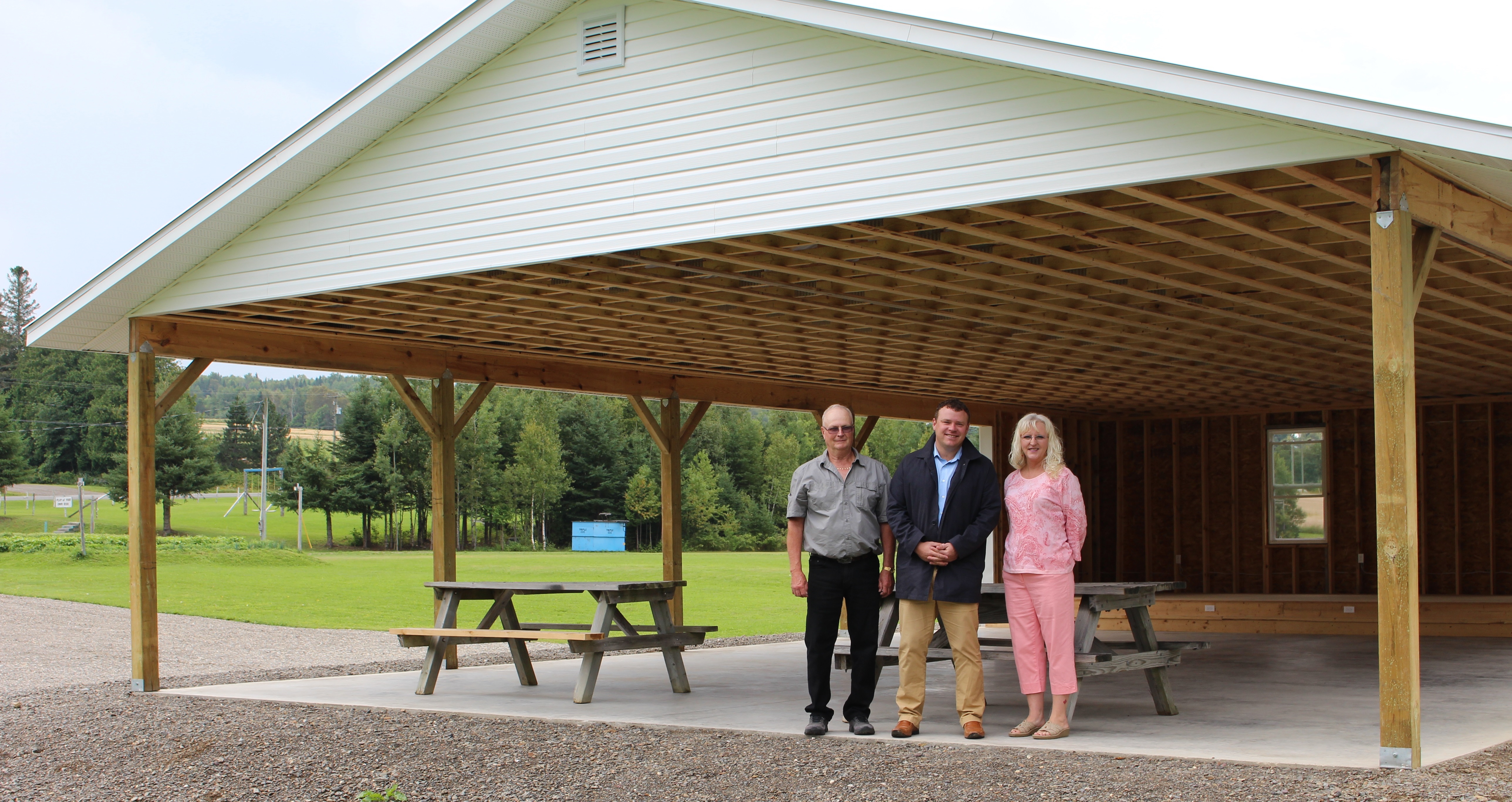 On peut voir sur la photo de gauche à droite : Ralph Dickinson, président, Triple C Recreation Council, le député Harvey et Elizabeth Hallett, vice-présidente, Triple C Recreation Council.  

