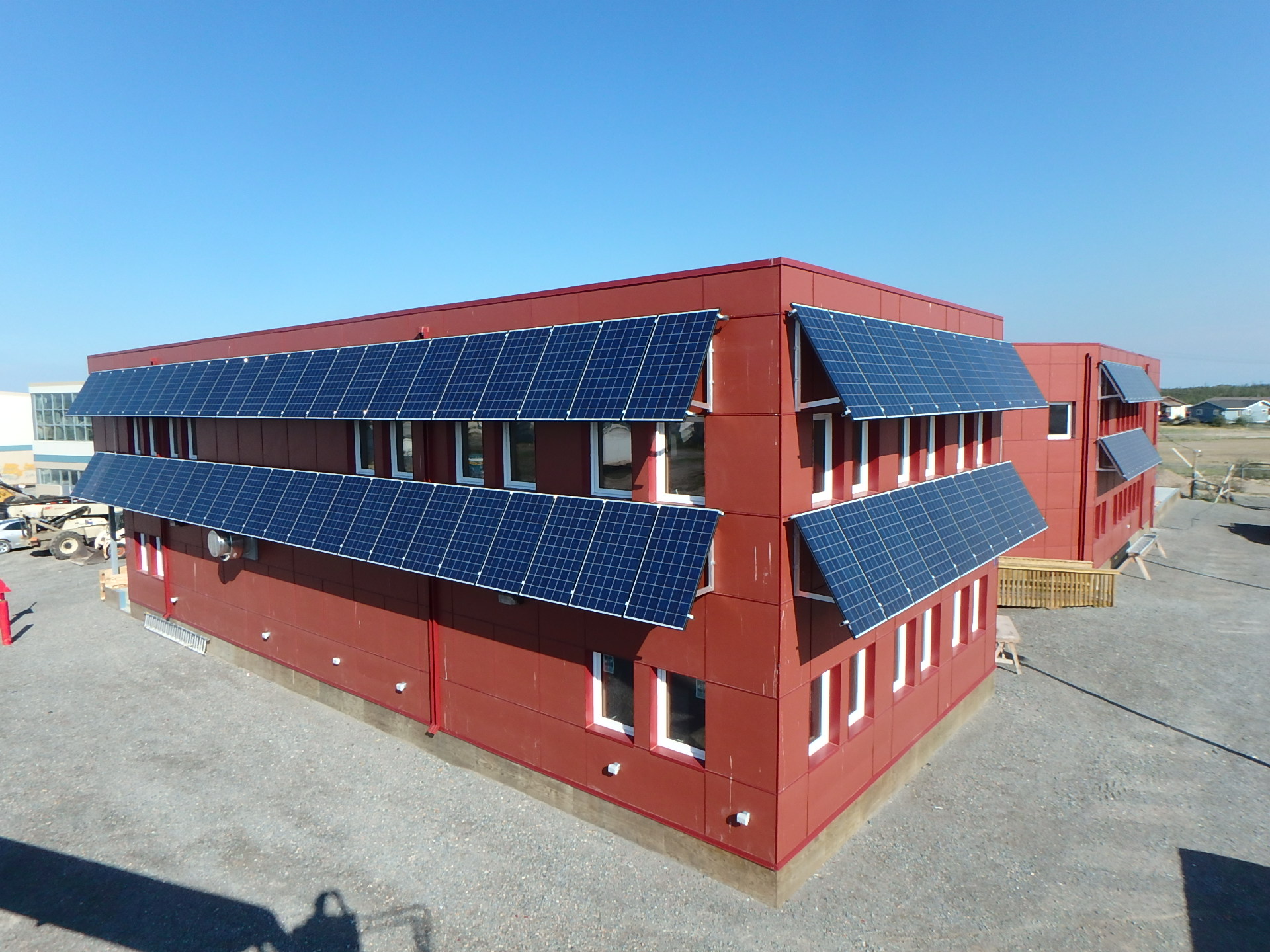 Le Centre Kǫ̀ Gocho à Behchokǫ̀, une installation multifonctionnelle de 70 000 pieds carrés dotée de 88 panneaux solaires visant à diminuer la dépendance énergétique et les émissions de CO2.