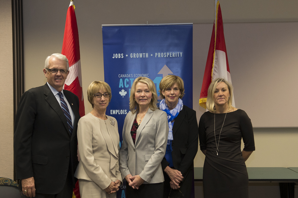 Minister Bergen with participants. From left to right: MP Carmichael; Andria Spindel, President and CEO, March of Dimes Canada; Minister Bergen; Joyce Reynolds, Executive Vice-President, Government Affairs, Can Restaurant & Foodservices Association; Judy Quillin, Director, Employment Programs, March of Dimes Canada.