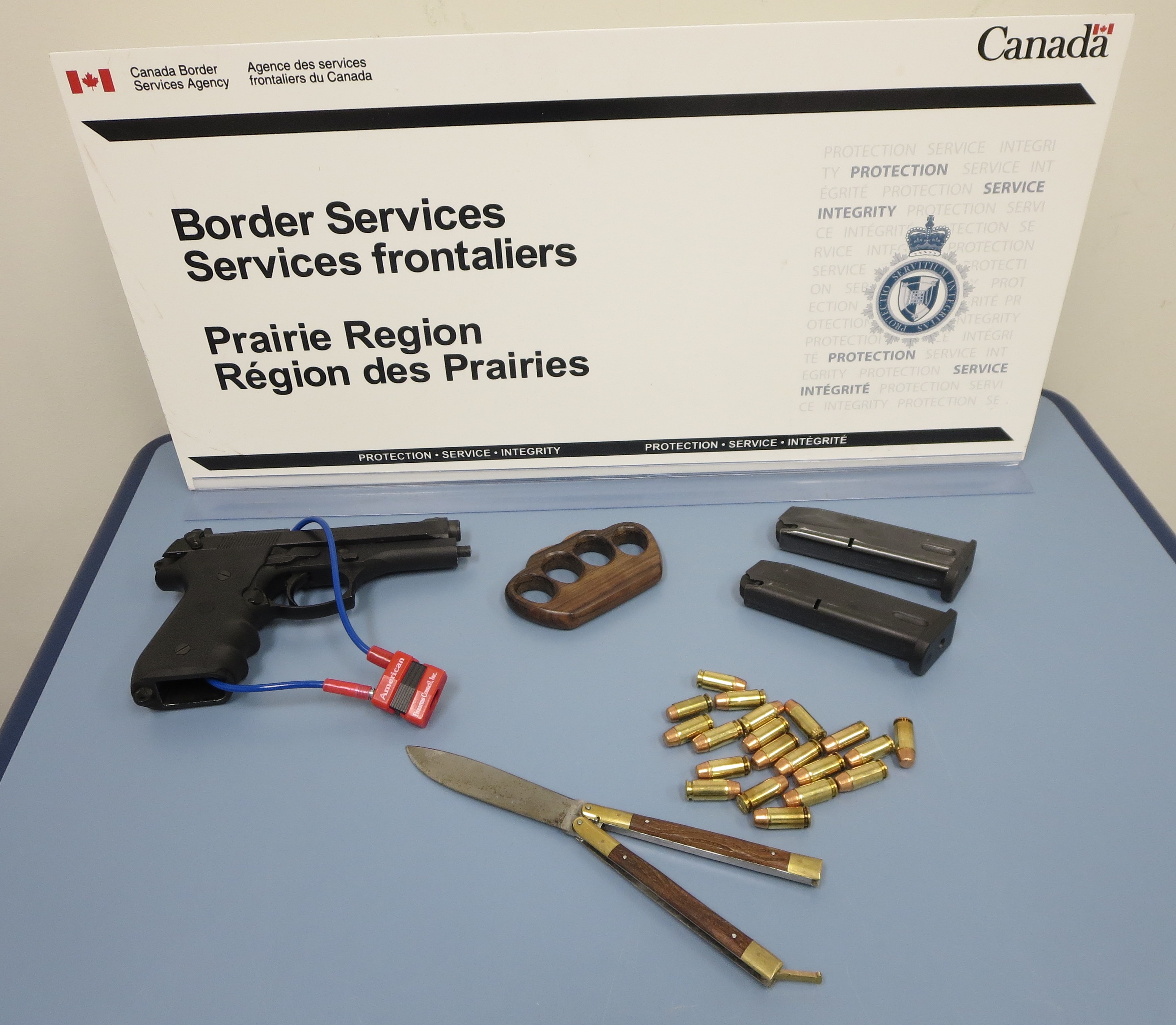 Handgun and weapons seized by Emerson officers in December 2016. Traveller fined $9,000 under the Customs Act and 11 days jail time served.