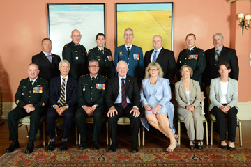 Photo de l'équipe du Centre d'instruction  des Forces armées canadiennes dans l'Arctique