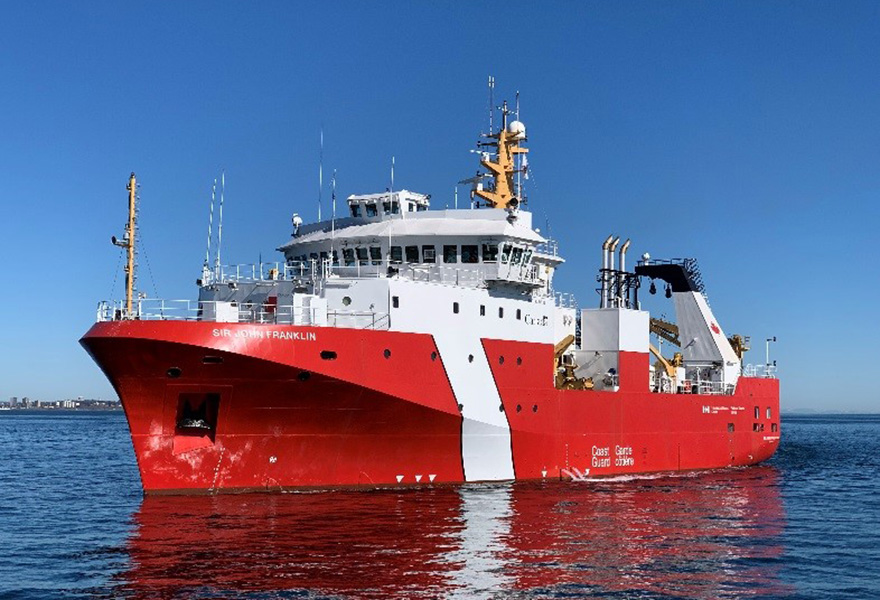 Le navire NGCC Sir John Franklin sur l’eau