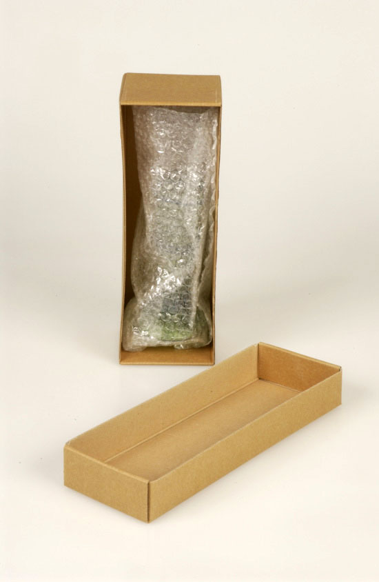 Les boîtes des verres emballés dans film et déplacées dans les granules de calage et sont heurtées.