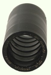 Cylindre de cire noir, sur le côté. Une inscription sur l’extrémité indique Edison Recording