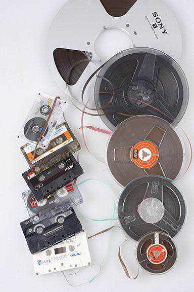 Six types de cassettes et cinq types de bobines d’enregistrement magnétique sonore, montrés en ordre décroissant de taille.