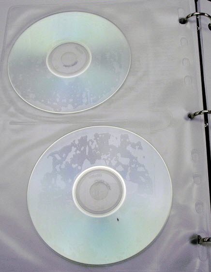 CD entreposé dans une pochette en PVC; on voit un dépôt huileux sur le CD.