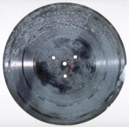 Surface d’un disque phonographique d’aluminium à revêtement de nitrate de cellulose