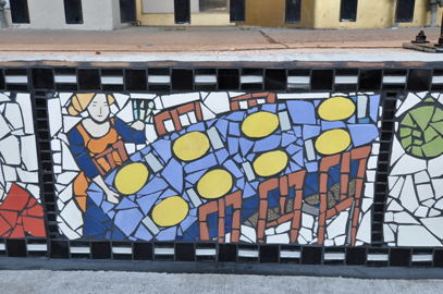 Fresque de personne assise à une table de salle à manger.