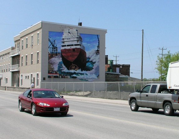 Fresque de navire sur le côté du bâtiment.