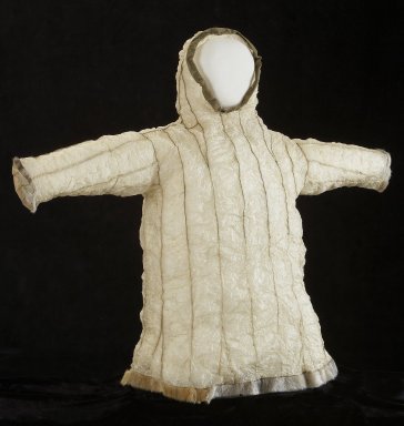 Parka faite en peau d'intestin presque translucide, exposé sur un mannequin.