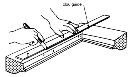 Le schéma indique l'endroit où les clous servant de guides et la règle sont placés sur le cadre, tandis qu'un couteau est utilisé pour marquer la ligne.