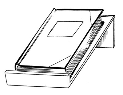 Schéma d'un livre fermé sur un support d’exposition incliné de façon à montrer la couverture avant.