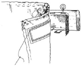 La gaine ou le ruban en coton est épinglé à l'endos, à une distance d'environ 1 à 1,5 cm du bord supérieur du textile.