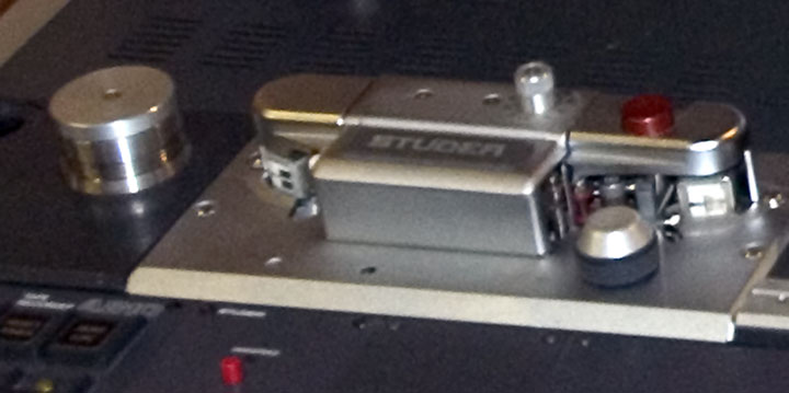 Bloc de tête d’un magnétophone à bobines avec un bouton de réglage de l’azimut