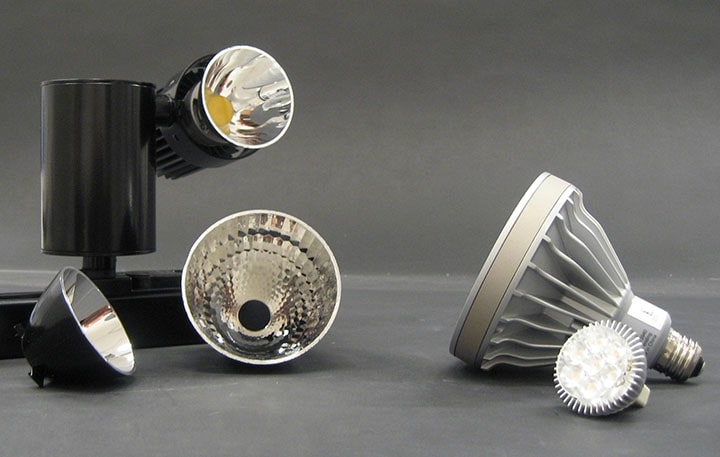 Trois modèles de lampes : un luminaire avec réflecteurs optionnels de type MR16, une lampe PAR38 et une lampe MR16