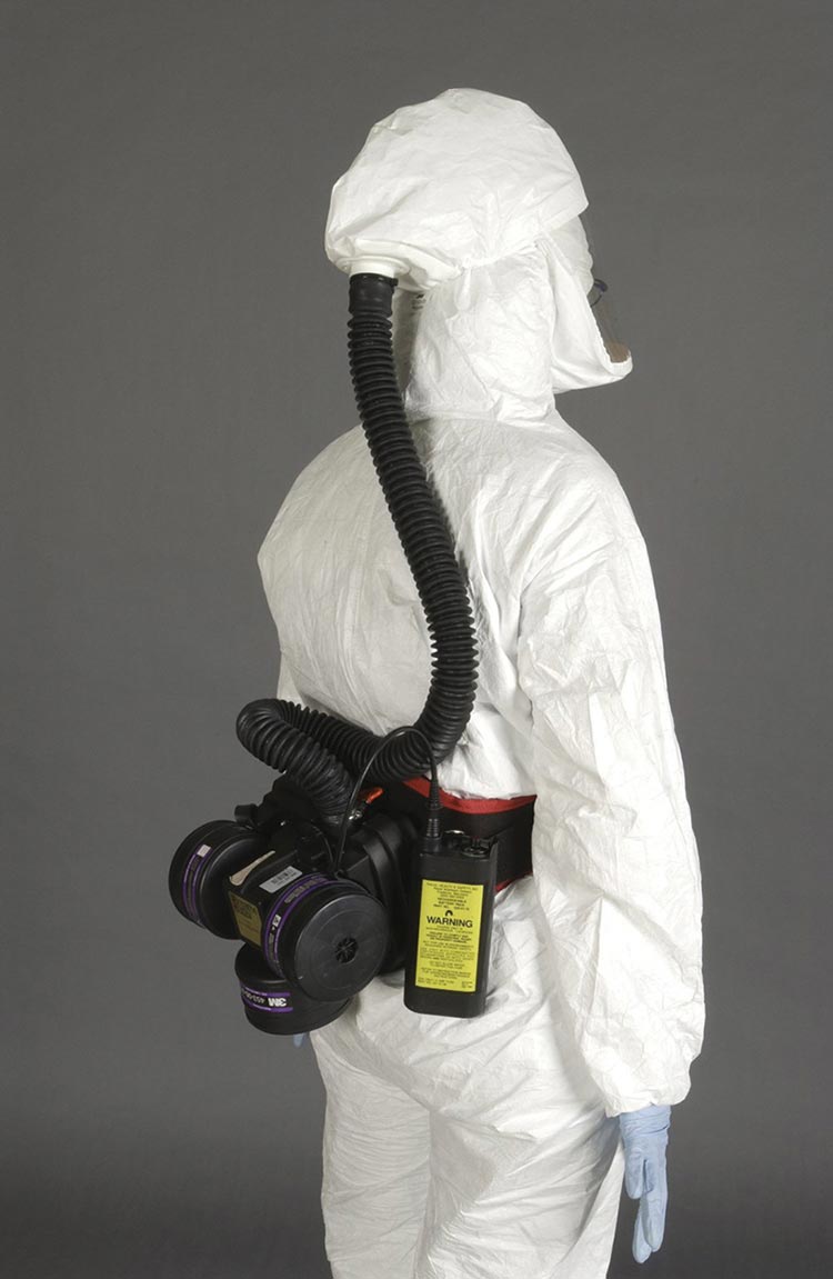 Figure 16b. Un restaurateur qui porte un respirateur à épuration d’air motorisé, modèle 3M Breathe-Easy