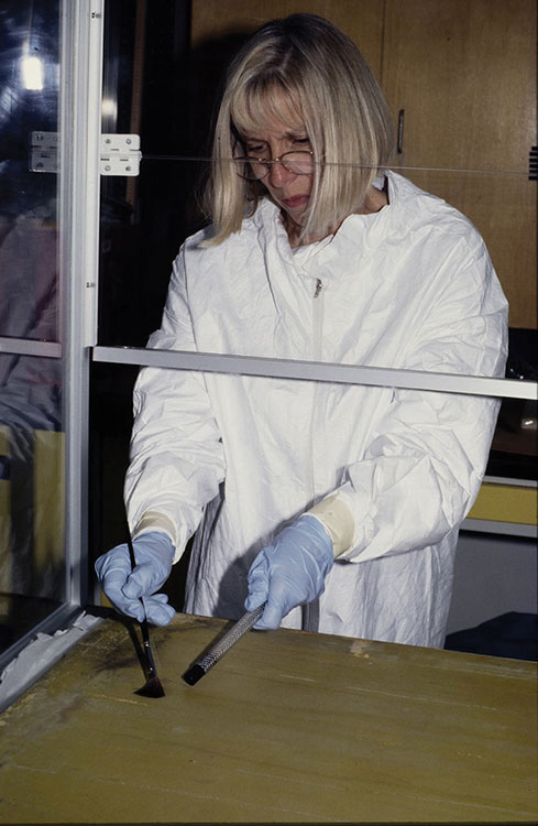 Restauratrice travaillant dans une enceinte de sécurité munie d’un filtre HEPA