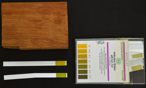Bandelettes indicatrices de pH et pièce de bois