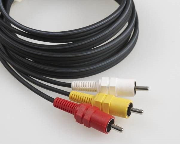 Câble composite comportant un connecteur rouge et un connecteur blanc ainsi qu’un connecteur jaune