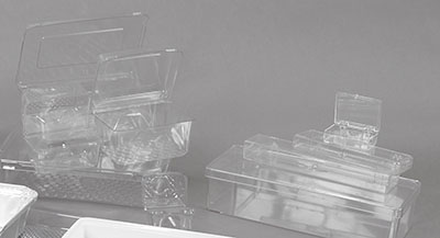 Exemples de petites boîtes transparentes fabriquées de plastique polystyrène.