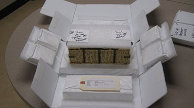 Boîte repliable faite sur mesure avec une feuille de plastique ondulé pour un coffret fragile en ivoire.
