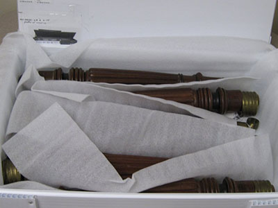 Feuille de polyéthylène mince utilisée pour emballer individuellement les pieds d’un piano dans une boîte.