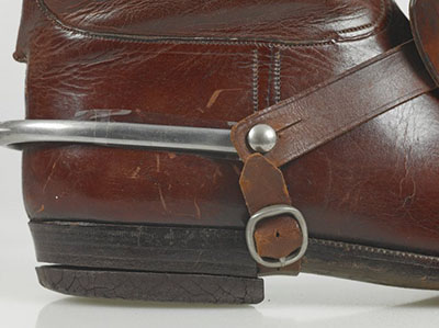 Une pellicule de polyester est insérée entre le métal et le cuir d’une botte.