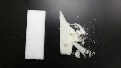 Un panneau de mousse de polyéthylène montrant une dégradation importante (droite) et un panneau de mousse de polyéthylène normal (gauche).
