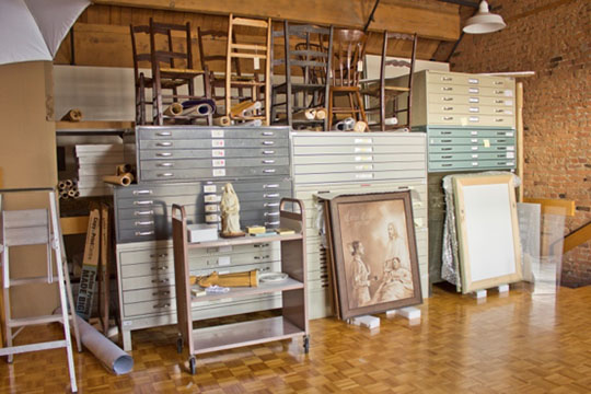 Autre section de la réserve des collections, avec des œuvres d’art sur papier, des meubles et d’autres objets avant RE-ORG