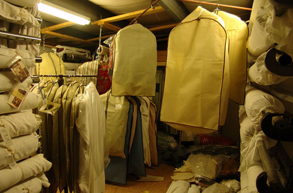 Réserve des textiles montrant comment les textiles enroulés et les vêtements étaient placés avant RE-ORG