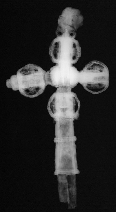 Radiographie de la croix de Ferryland montrant les détails de fabrication et l'état de l'objet.