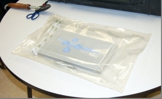 Le support vide et le présentoir en Plexiglas sont mis à l'essai dans le sac (sac Escal) créant l'enceinte pour vérifier l'étanchéité à la vapeur d'eau.