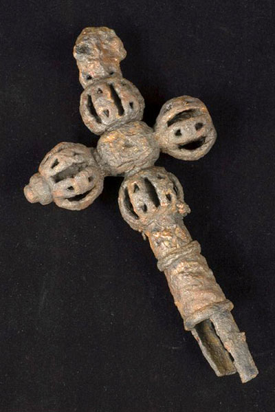 Plâtre de la croix de Ferryland réalisé par impression 3D, peint à la main de la couleur de l'original.