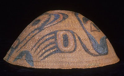 Chapeau nootka fait de racines tressées, peut-être d'épinette, et décoré d'un motif peint.