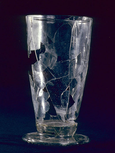 Vase archéologique en verre qui date du XVIe siècle. Les réparations effectuées sont visibles.