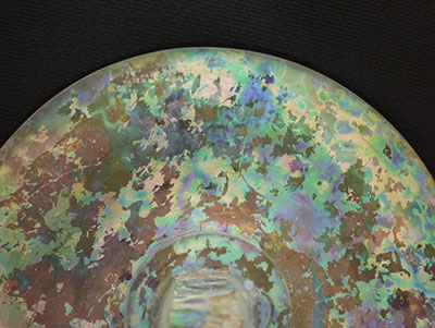 Assiette de verre devenu iridescent.