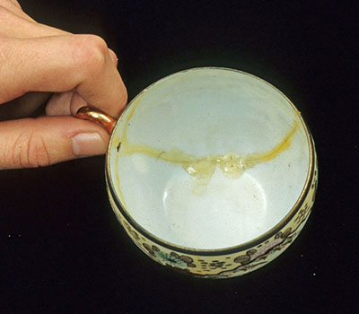 Collage mal effectué sur une tasse à thé en porcelaine.