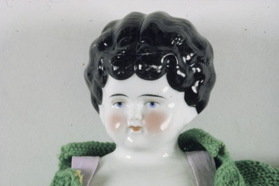 Tête de figurine faite de porcelaine recouverte d'une glaçure.