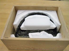 L'intérieur de cette boîte en bois solide est rembourré pour éviter que l'objet ne bouge pendant le transport.